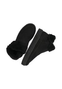 Zapatillas de ante negras con un puño de piel de pelo suave, suela de goma plana y costura decorativa a lo largo del borde. Forro interior suave para mayor comodidad.