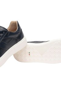 Scarpe in pelle blu navy con una superficie esterna liscia, suola in gomma bianca e dettagli perforati sui lati. Lavorazione artigianale italiana contrassegnata sulla suola.