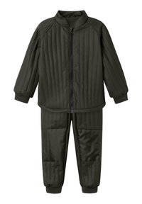Dunkelgrüne gestepfte Kinderjacke mit Frontreißverschluss und passenden gepolsterten Hosen mit verstärkten Knietaschen und elastischen Bündchen.