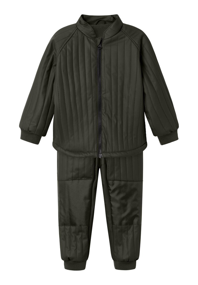 Dunkelgrüne gestepfte Kinderjacke mit Frontreißverschluss und passenden gepolsterten Hosen mit verstärkten Knietaschen und elastischen Bündchen.