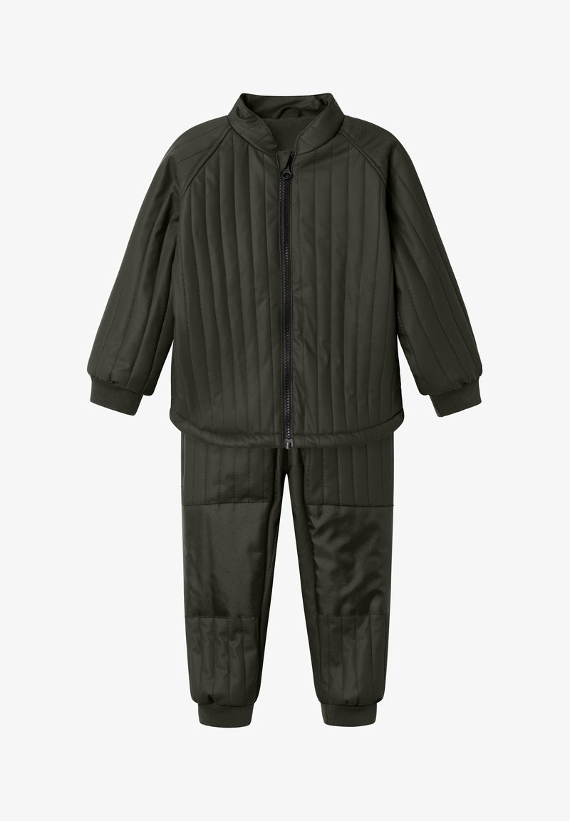 Giacca per bambini color verde scuro, trapuntata, con chiusura frontale a zip e pantaloni imbottiti coordinati dotati di toppe rinforzate sulle ginocchia e polsini elasticizzati.