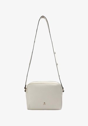 Geantă crossbody din piele albă cu o finisare texturată, formă rectangulară, curea reglabilă și un accent mic cu logo pe față.