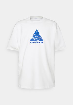 T-shirt blanc à manches courtes avec un logo triangulaire bleu et le texte "ADERERROR" centré sur la poitrine.