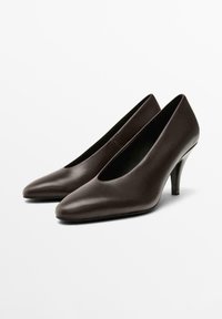 Chaussures à talons hauts en cuir marron avec un bout pointu et un décolleté plongeant. Les talons sont fins et mesurent environ 7,5 cm.