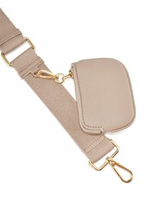 Beżowy materiałowy pasek z złotym okuciem, z teksturowaną skórzaną kieszenią na zamek, przymocowaną za pomocą metalowego klipsa, zaprojektowany z myślą o wszechstronności i stylu.
