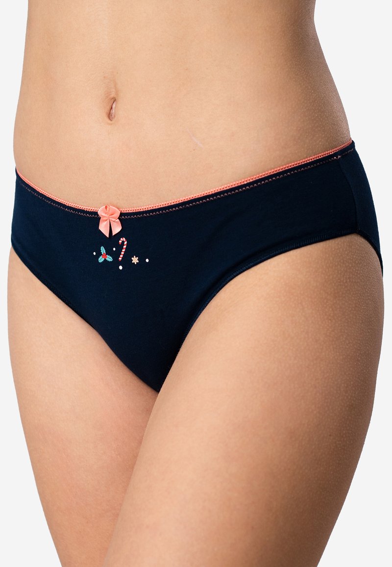 Bikini en coton bleu marine avec un nœud décoratif rose à l'avant, présentant une broderie festive de gui, de canne à sucre et d'un flocon de neige.