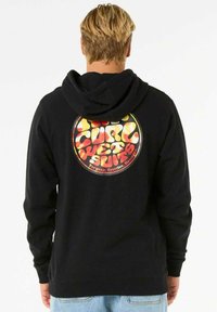 Sort hætte sweatshirt med en cirkulær grafik på ryggen med farverige bogstaver i rød, orange og gul. Fremstillet i bomuldsmateriale med hætte.