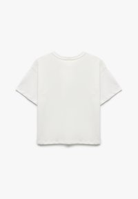 Weißes kurzärmliges T-Shirt mit rundem Ausschnitt, lockerer Passform und leicht verkürztem Saum. Baumwollstoff mit glatter Textur.