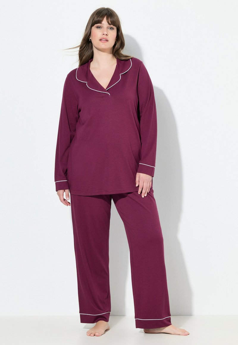 Completo pigiama bordeaux in tessuto morbido, composto da una maglietta a maniche lunghe con colletto a contrasto e piping bianco, abbinato a pantaloni larghi.