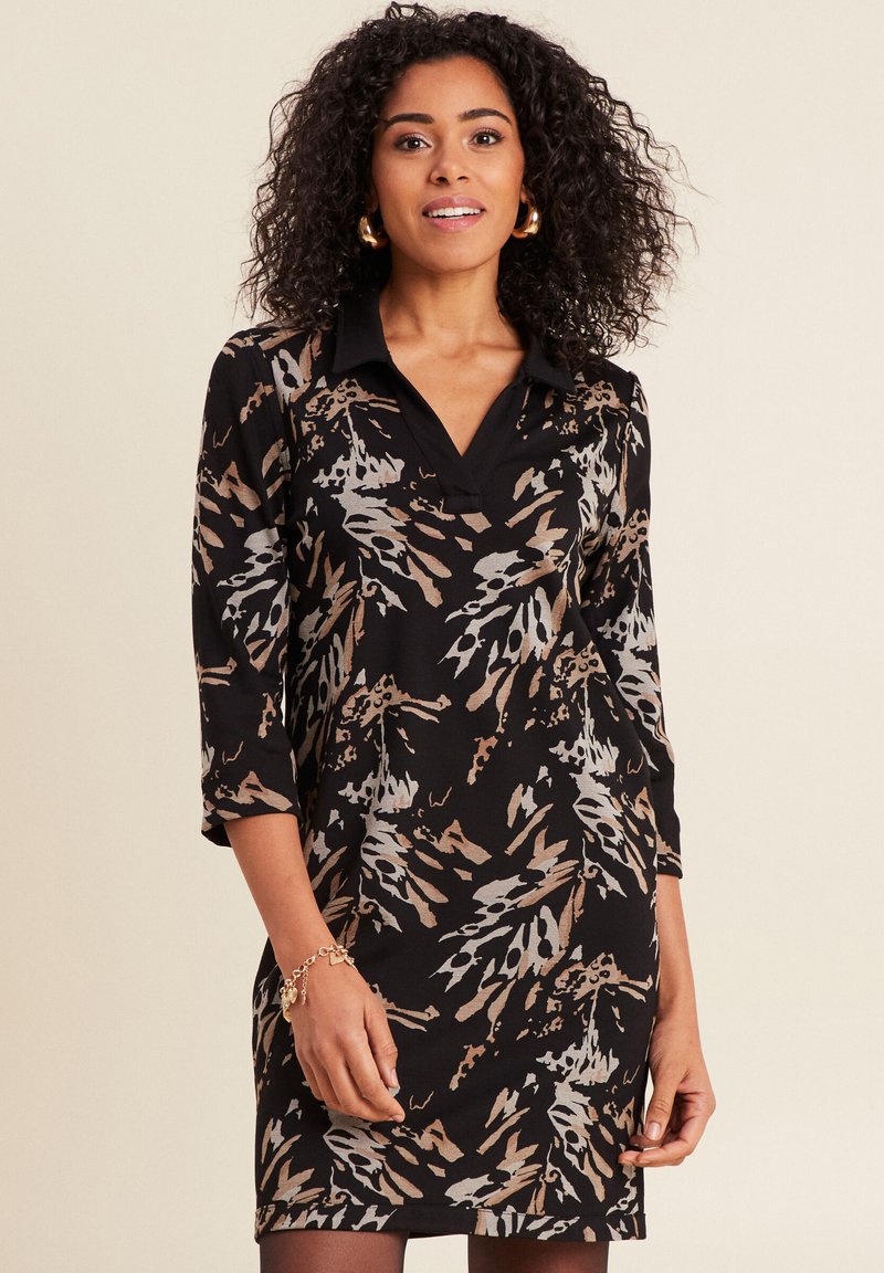 Schwarzes Kleid mit kragenförmigem Ausschnitt. Hat einen mehrfarbigen abstrakten Druck in Beige, Grau und Braun. Dreiviertelärmel, der Stoff hat eine glatte Textur.