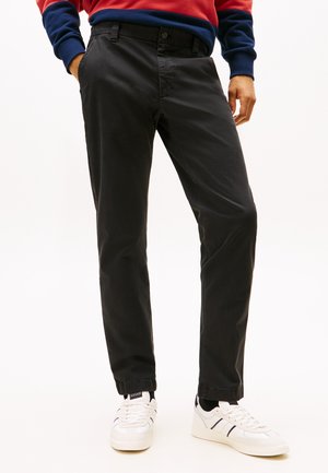 Tommy Jeans, SCANTON SLIM TWILL CHINOS - Chino - black
