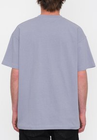 Grijze katoenen t-shirt, ronde hals, korte mouwen, relaxte pasvorm, met een gladde textuur, zonder zichtbare merktekens of patronen.