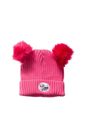 Bonnet tricoté rose pour enfants avec deux grands pompons duveteux et un petit écusson rond représentant deux personnages de dessin animé sur le bord avant.