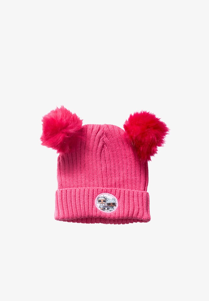 Bonnet tricoté rose pour enfants avec deux grands pompons duveteux et un petit écusson rond représentant deux personnages de dessin animé sur le bord avant.