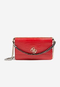 Bolso de mano rojo de cuero sintético de cocodrilo con cadenas en dorado y negro. Presenta un emblema dorado y un diseño rectangular elegante.