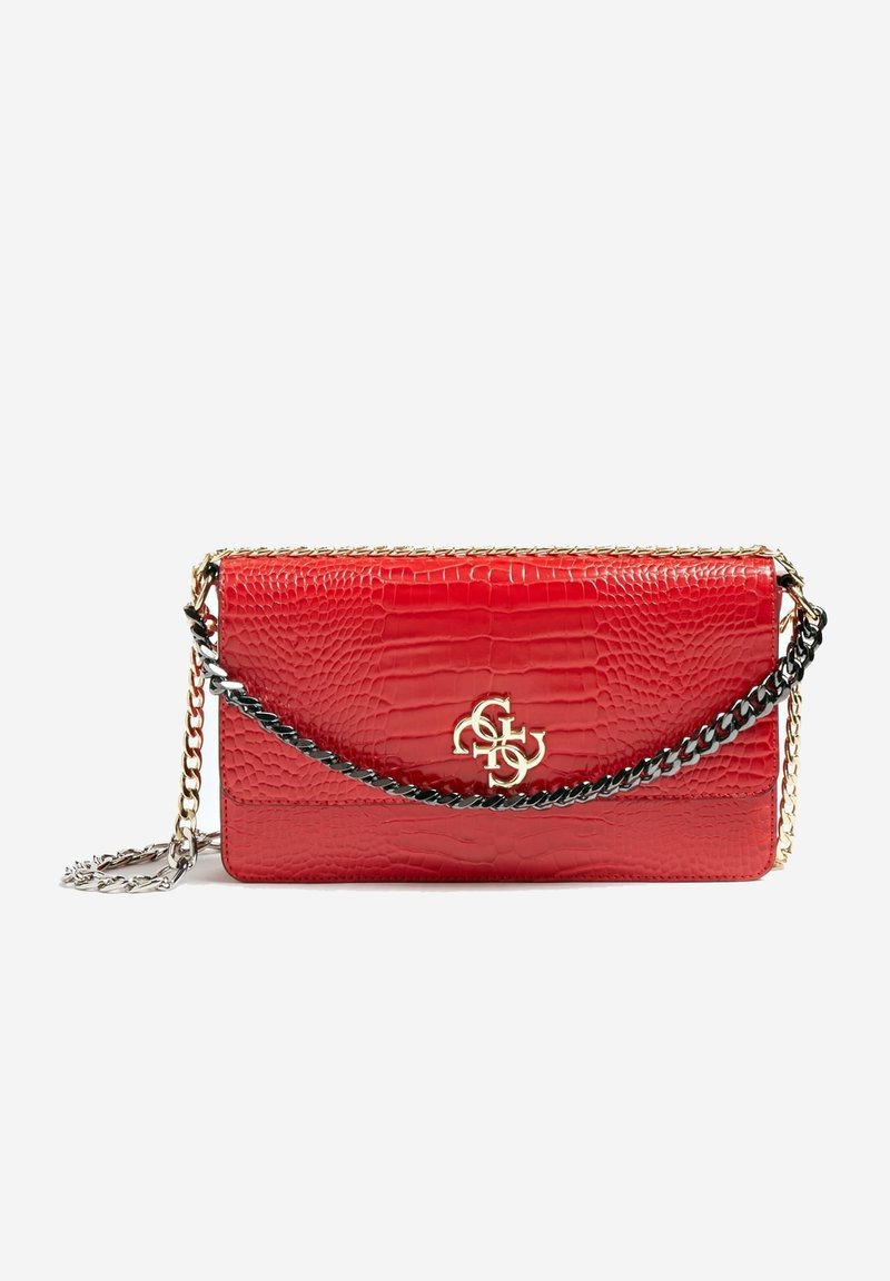 Bolso de mano rojo de cuero sintético de cocodrilo con cadenas en dorado y negro. Presenta un emblema dorado y un diseño rectangular elegante.