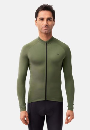 Maillot de cyclisme à manches longues en olive, avec une fermeture éclair intégrale à l'avant, un tissu extensible et une coupe ajustée avec une texture lisse.
