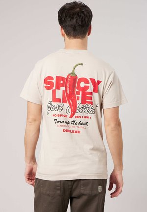 DEELUXE, DEELUXE ORIGINAL T-SHIRT SPICY - T-shirt imprimé - chalk