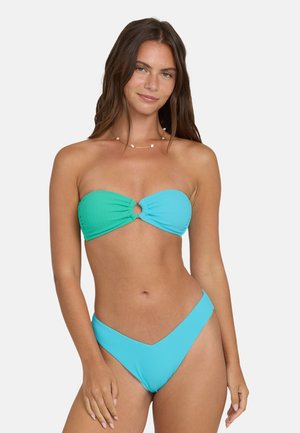 Bikini a coste in turchese e verde. Top a fascia con dettaglio a occhiello frontale. Slip a vita alta con taglio a forma di V.