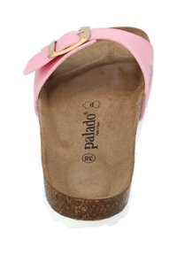 Sandal in pelle rosa con dettaglio della fibbia dorata, soletta in sughero e suola bianca. Soletta interna texture con marchio visibile.