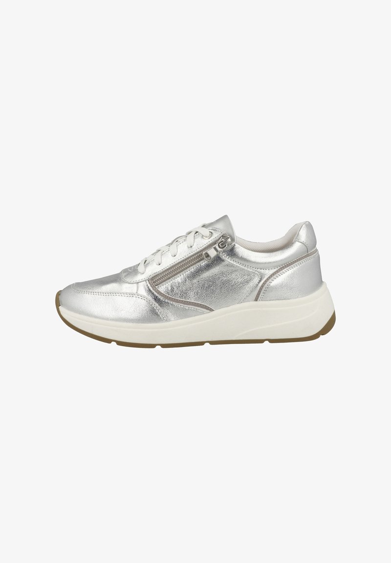 Baskets basses métalliques argentées avec fermeture éclair latérale, semelle blanche, lacets à l'avant et semelle extérieure marron crantée.