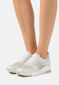 Tamaris LACE-UP - Sneaker low - silver/punch