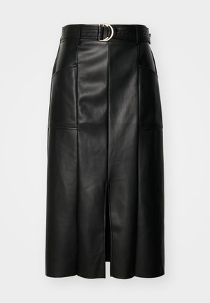 Falda midi de imitación cuero negra con una abertura frontal, superficie texturizada y un cinturón ancho con una hebilla metálica circular.