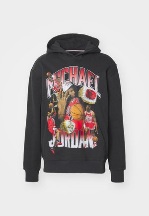 Zwart hoodie met grafische print van een basketbalspeler. Voorzien van vetgedrukt "Michael Jordan"-tekst en levendige sportafbeeldingen in rood en geel.