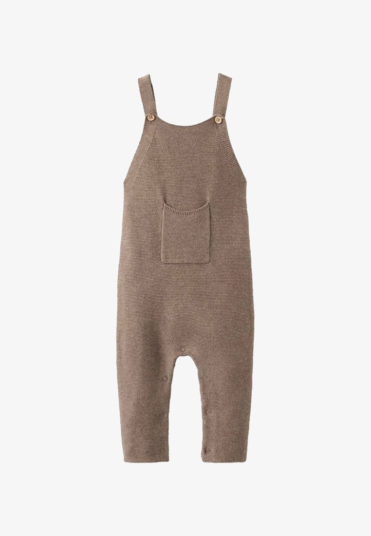 Combinaison en maille marron avec bretelles ajustables, une poche avant et des pressions au bas pour un enfilage facile. Texture douce.
