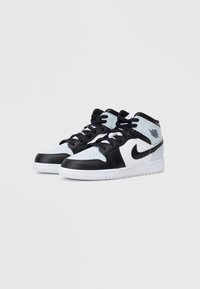 Czarne, białe i jasnoniebieskie sneakersy za kostkę z perforowanym czubkiem, sznurówkami, logo Nike i emblematem Jordana na kostce, gumowa podeszwa.