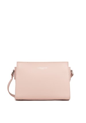 Sac bandoulière rectangulaire en cuir rose pâle avec sangle réglable et logo "LANCASTER PARIS" embossé en blanc sur le devant.