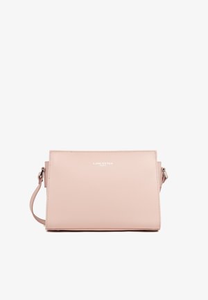 Sac bandoulière rectangulaire en cuir rose pâle avec sangle réglable et logo "LANCASTER PARIS" embossé en blanc sur le devant.