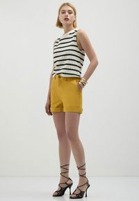 Calliope Shorts - giallo