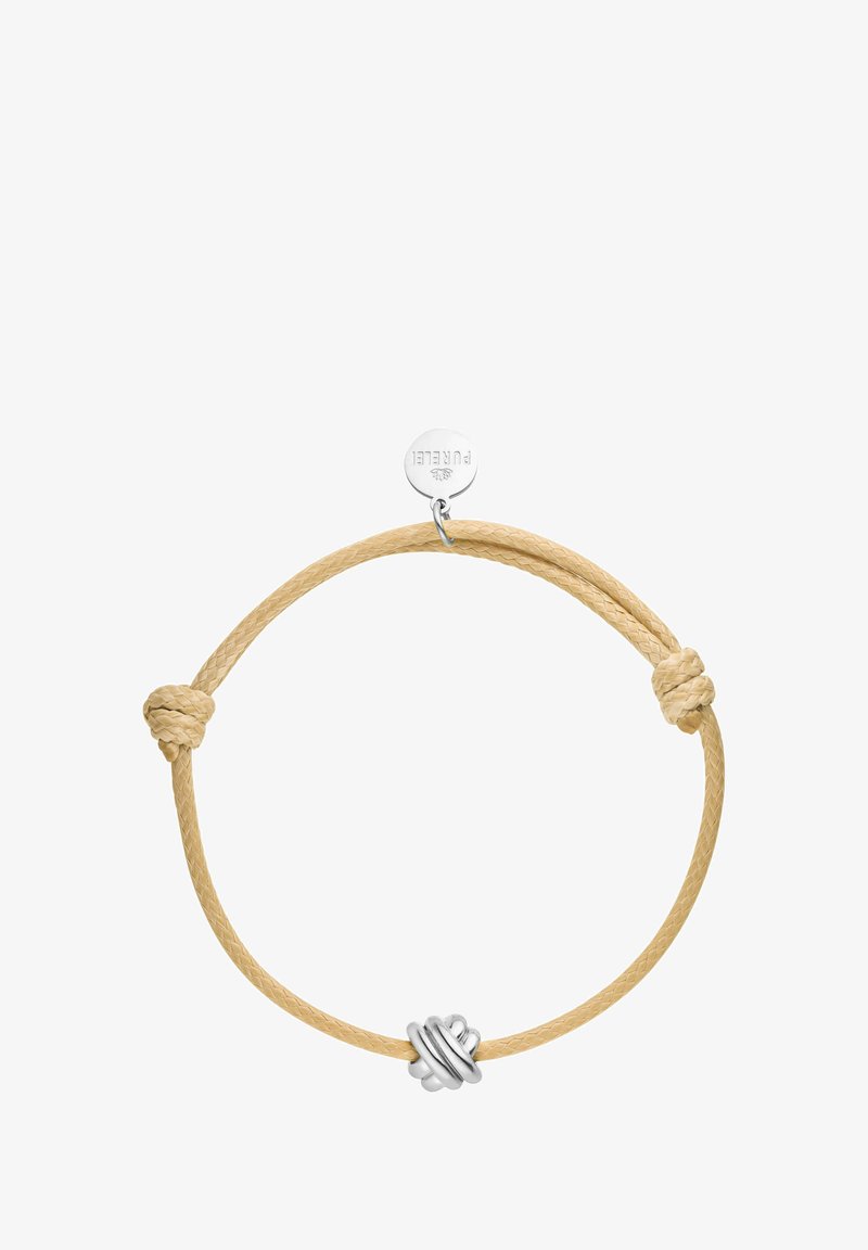 Geflochtener beiger Seilarmband mit silberner Knotenakzent und einem kleinen Metalletikett. Das Design verfügt über zwei Knoten an den Enden.