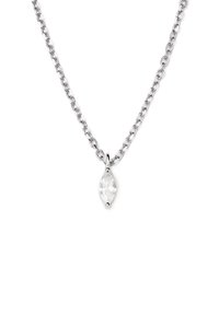 Collana in argento con pendente a forma di marquise in pietra preziosa trasparente. La catena presenta anelli ovali e una finitura lucidata.