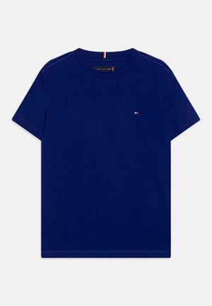 Marineblå t-shirt med korte ærmer, rund halsudskæring og lille Tommy Hilfiger-logo på venstre side af brystet.