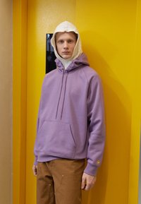 Carhartt WIP HOODED CHASE - Jersey con capucha - violanda/gold