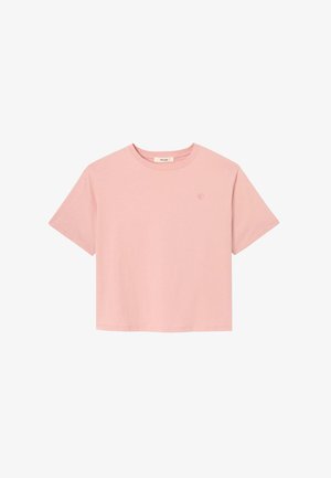 T-shirt court à manches courtes rose clair avec encolure ronde et petit logo subtil sur le haut du côté gauche de la poitrine.