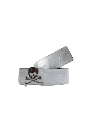 Cintura in ecopelle argento con finitura opaca, caratterizzata da una fibbia metallica a forma di teschio e ossa incrociate come dettaglio di design prominente.