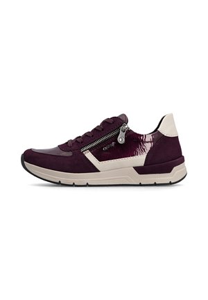 Baskets basses bordeaux avec semelle beige, détail zippé sur le côté, lacets à l'avant et patch talon beige contrastant.