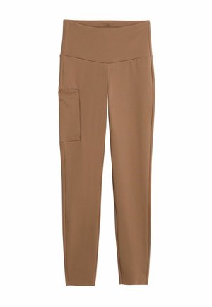 Braune Leggings mit hohem Bund und einer seitlichen Pattentasche am linken Bein, gefertigt aus glattem, dehnbarem Stoff.