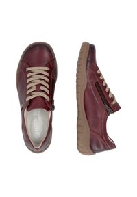 Paire de baskets en cuir bordeaux avec des lacets beiges, des fermetures éclair latérales et des semelles en caoutchouc beige, présentées en vues de dessus et de côté sur fond blanc.