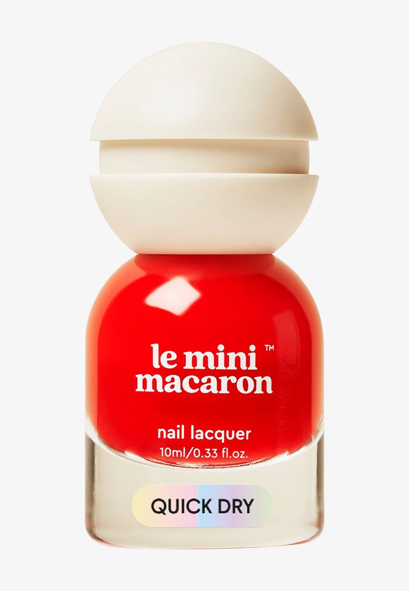 Esmalte de uñas rojo en frasco de vidrio redondeado con tapa beige en forma de cúpula. La etiqueta dice "le mini macaron" y cuenta con una pegatina de "SECADO RÁPIDO".