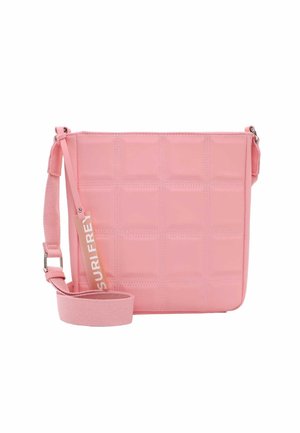 Różowa torebka noszona na skos z regulowanym paskiem i kwadratowym pikowaniem, z oznaczeniem marki po boku.