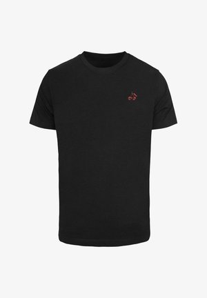 Fekete pamut póló, kerek nyakkal, rövid ujjal, és egy kis piros grafikai mintával a bal mellrészén. Puha tapintású.