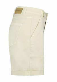 Beige shorts met een gladde stofstructuur, voorzien van een zijzak, opgerolde zoom en een label op de tailleband.