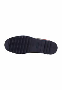 Suela de un zapato con un diseño texturizado y estriado. El color es azul marino oscuro con un acabado suave y detalles de logotipos de marca en relieve.