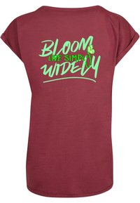 Merchcode NEVER TOO LATE EXTENDED SHOULDER  - Apdrukāts T-krekls - cherry