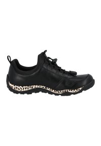 Zapatilla deportiva negra con parte superior de cuero, sistema de cordones elásticos y una suela de color claro con un diseño de estampado de leopardo.
