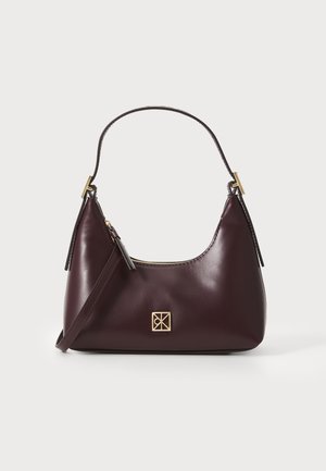 Borse in pelle borgogna con forma curva, dettagli in oro sull'hardware e chiusura con cerniera. Presenta una tracolla staccabile.